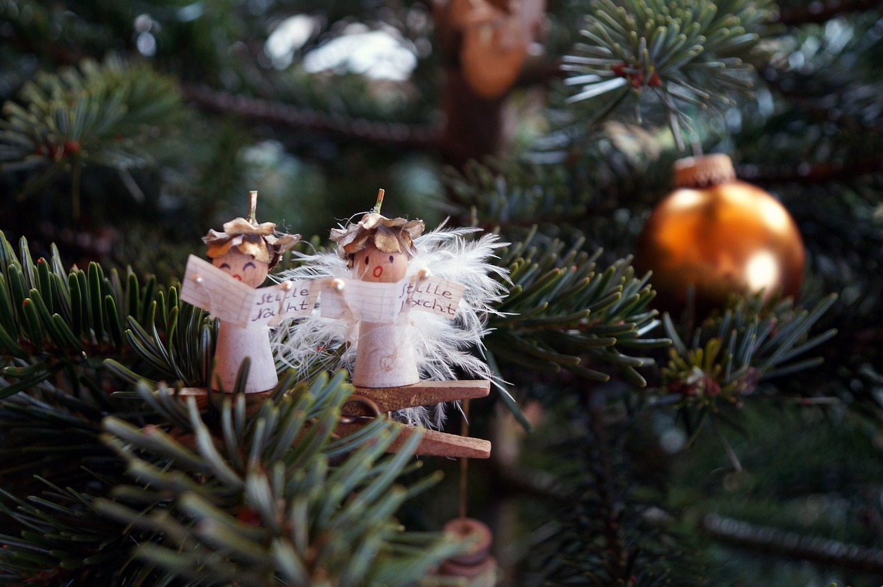 A Guide to Safe and Secure Holiday Decorating